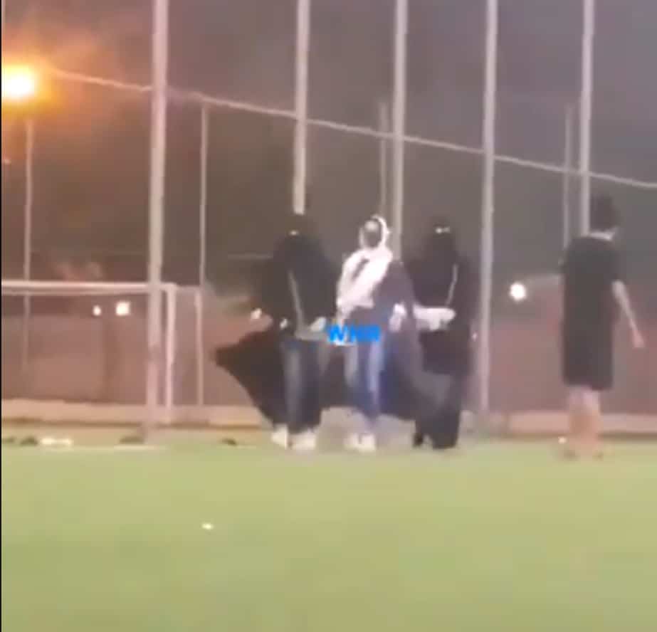 فتيات سعوديات يدخلن ملعب كرة قدم للشباب ويثرن الجدل بتصرفهن watanserb.com
