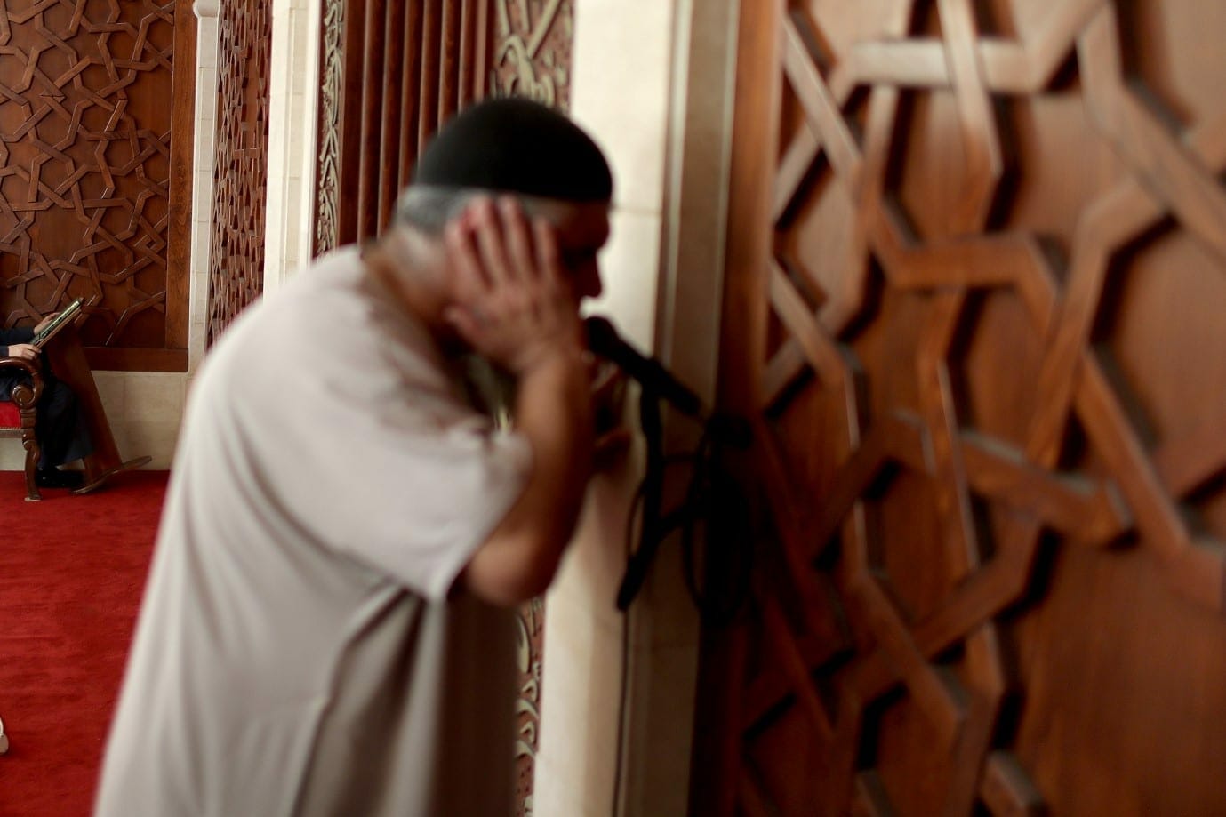 شاب يمني يقتل مؤذن المسجد بعد صلاة الفجر طعناً وبإلقاء حجارة على رأسه watanserb.com