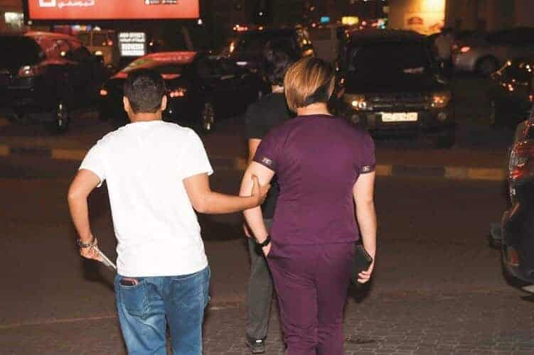 الأمن الكويتي القى القبض على متشبهين بالجنس الآخر وضبط بحوزتهما ادوات اباحية watanserb.com