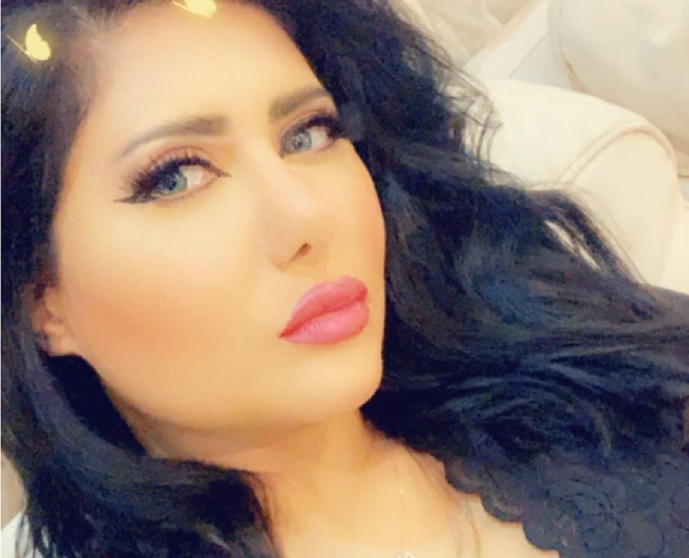 ملاك الكويتية تخفي جسدها خوفاً من الرقابة لكونها تتصور بملابس شبه عارية watanserb.com