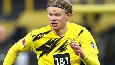 حكم مباراة يطلب من "هالاند" طلبًا غريبًا واللاعب يلبي