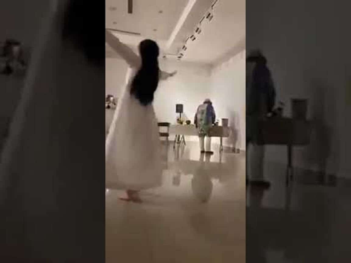 فتاة سعودية ترقص في مركز الفن التشكيلي watanserb.com