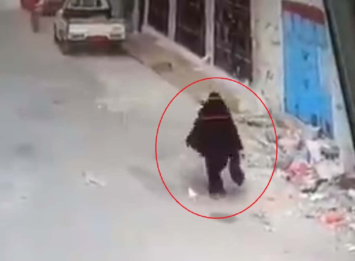 يمنيان يكسران جسد والدتهما وسط الشارع في نهار رمضان watanserb.com