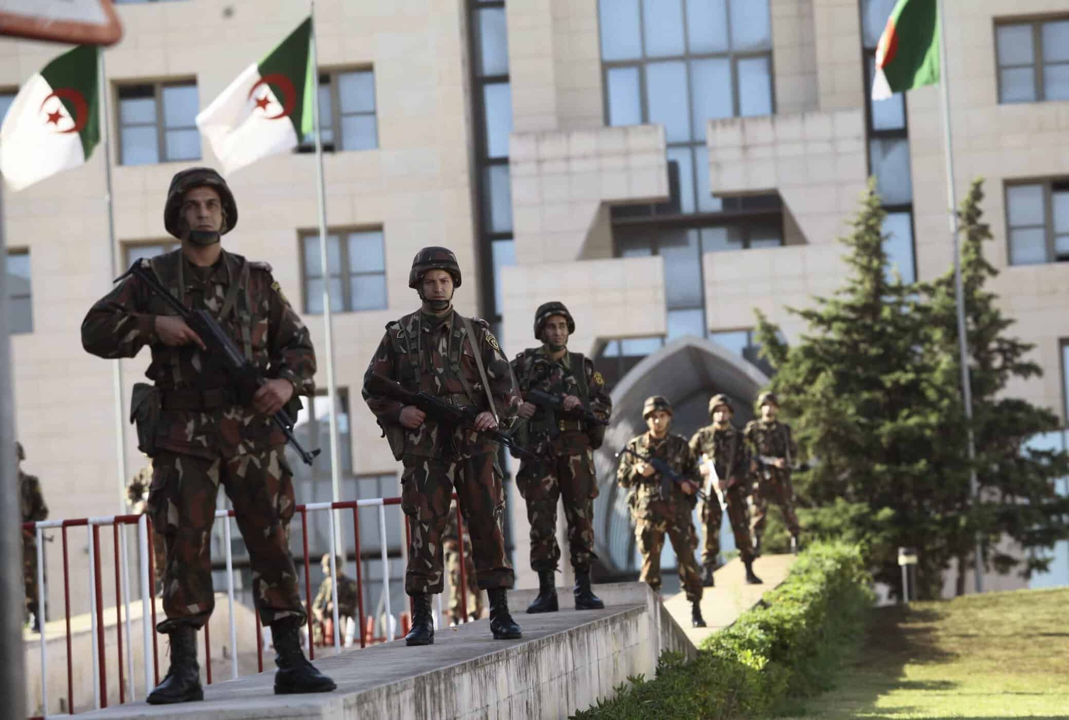 الجيش في الجزائر watanserb.com