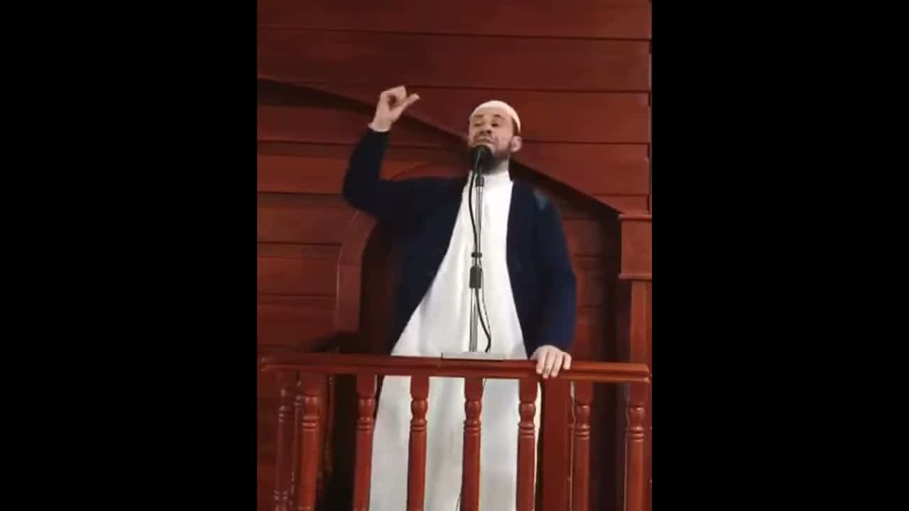 الشيخ ياسين لوراري خطيب وإمام مسجد التوبة بالجزائر watanserb.com