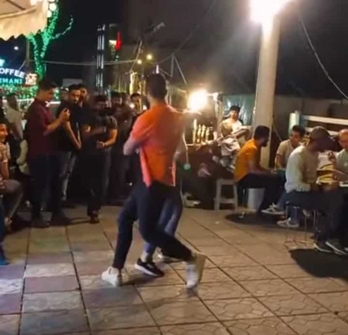 شاب وفتاة يرقصان في شوارع السليمانية watanserb.com