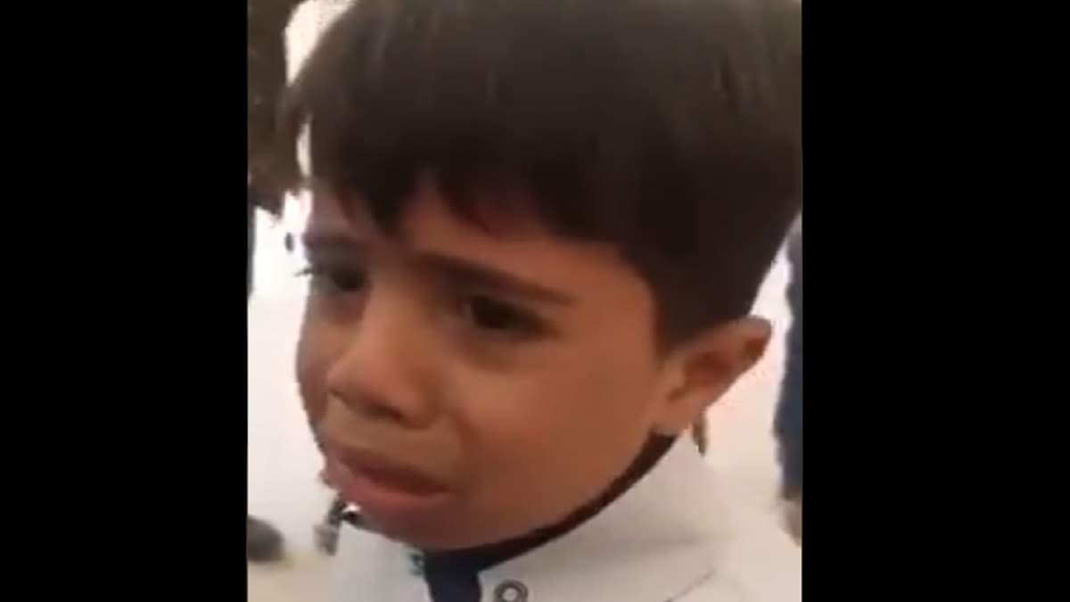 طفل عراقي يبكي بحرقة في المدرسة بسبب ارتفاع درجات الحرارة watanserb.com
