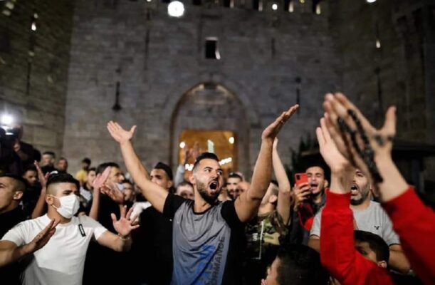 فرحة الفلسطينيين في باب العامود watanserb.com