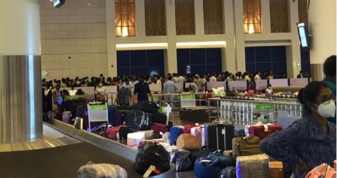 دخول مئات الأشخاص القادمين من الهند لسلطنة عمان عبر مطار مسقط الدولي watanserb.com