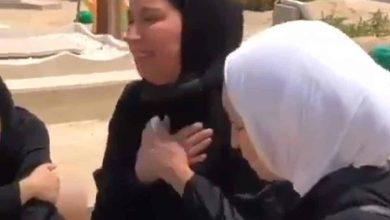 والدة ضحية جريمة صباح السالم تنهار على قبرها watanserb.com