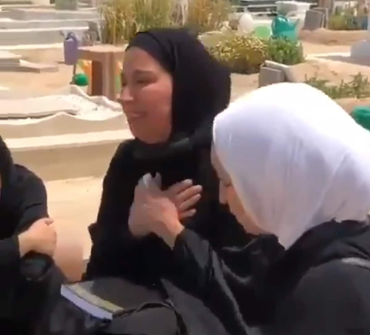 والدة ضحية جريمة صباح السالم تنهار على قبرها watanserb.com