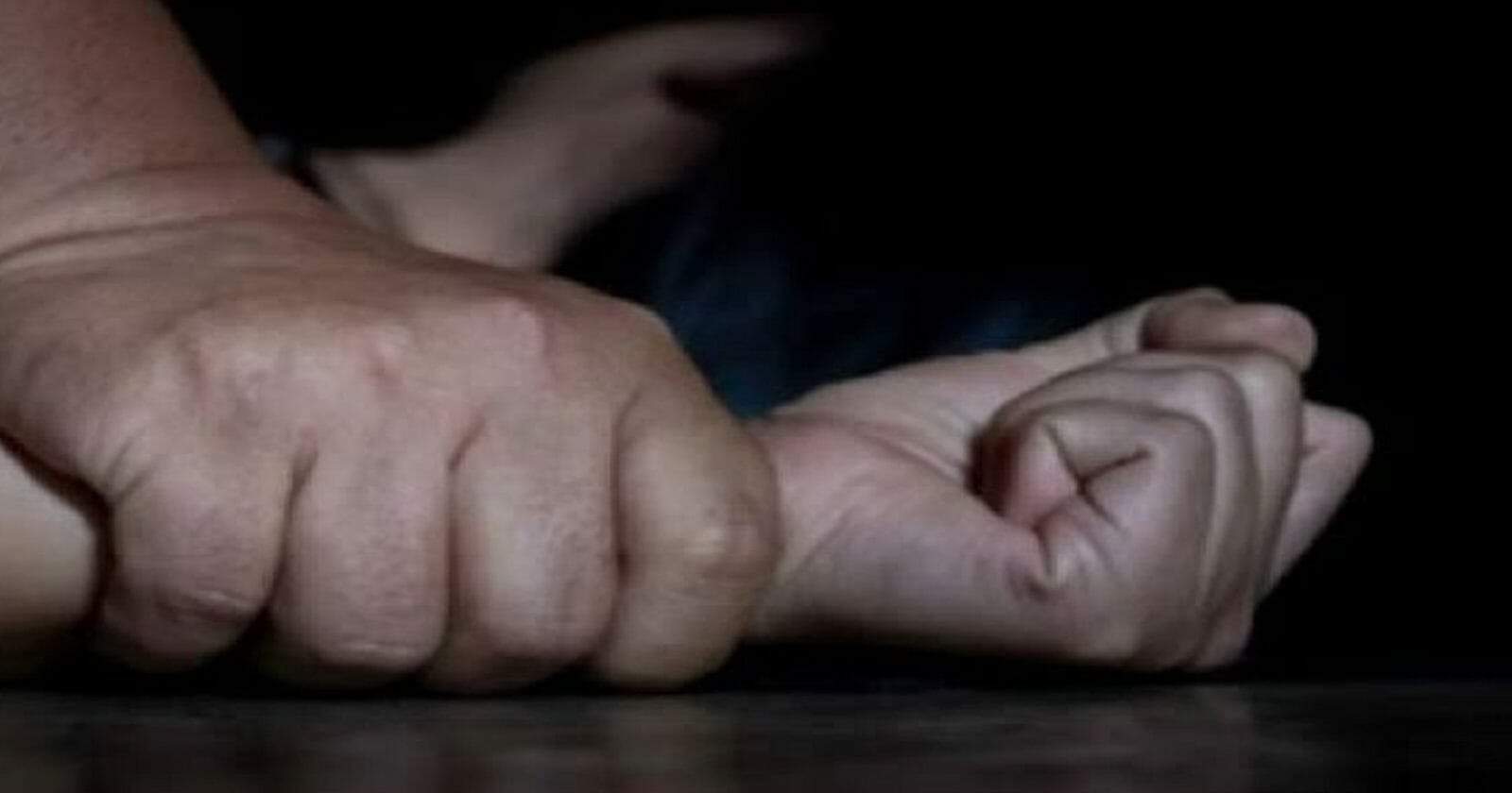 أب يغتصب صديقات ابنته watanserb.com