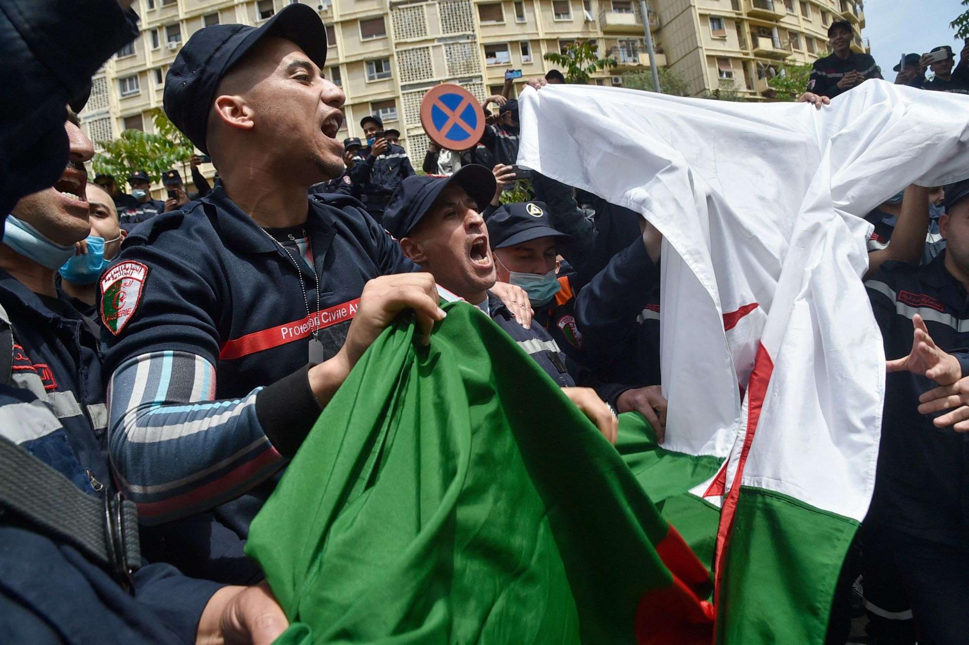رجال الدفاع المدني يضربون في الجزائر watanserb.com