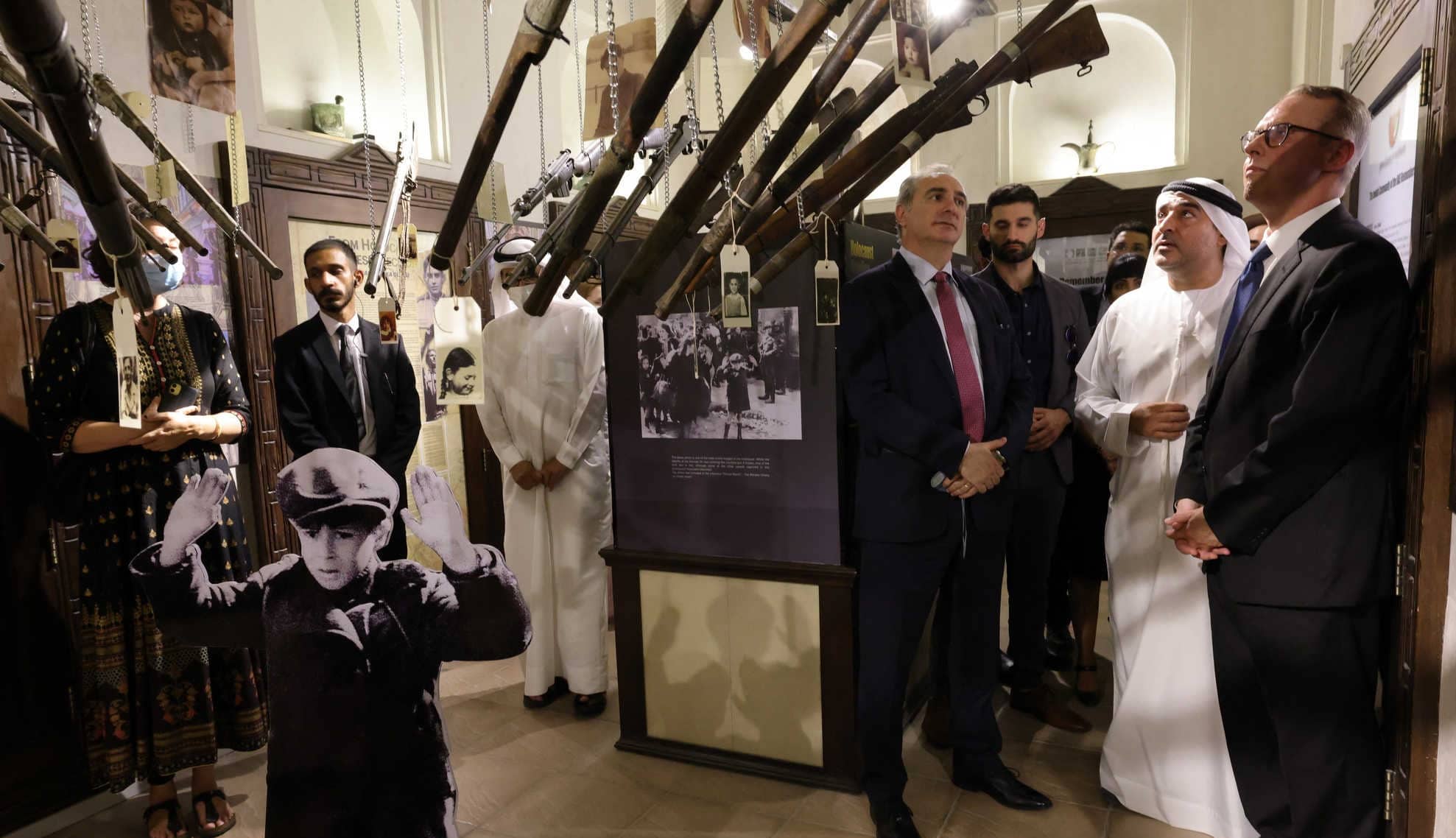 السفير الاسرائيلي في الإمارات يزور معرض للهولوكوست في دبي watanserb.com