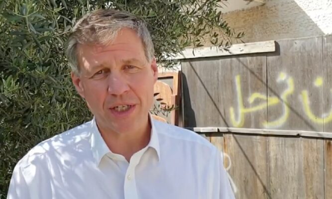 القنصل البريطاني في القدس يتحدث عن معاناة اهالي الشيخ جراح watanserb.com
