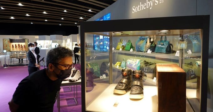 عالم تصميم الأحذية الرياضية الأغلى في العالم