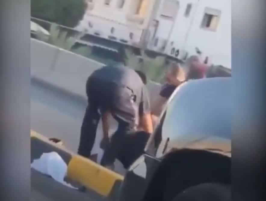 شاب يعتدي على مسن في الشارع في الكويت watanserb.com