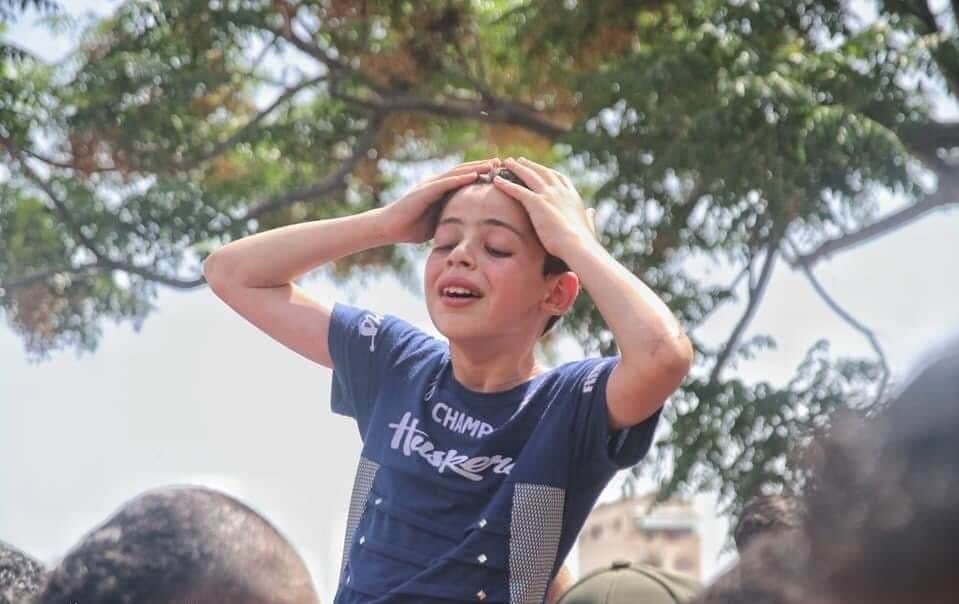 طفل فلسطيني يبكي على رحيل والده watanserb.com