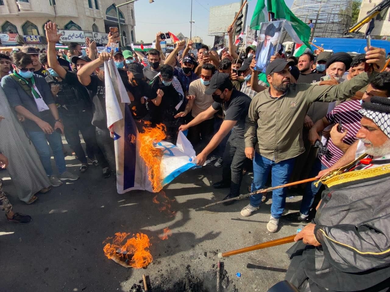 عراقيون يحرقون علم اسرائيل نصرة لفلسطين watanserb.com