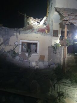 صاروخ فلسطيني يصب منزلاً في تل أبيب