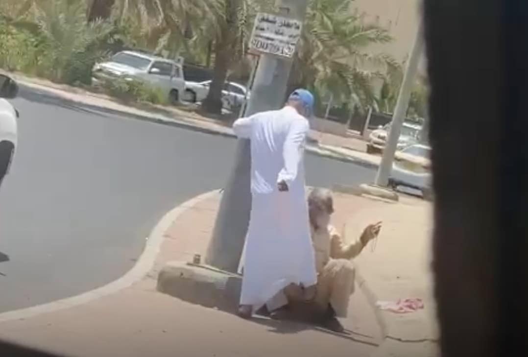 كويتي يعتدي على وافد مسن watanserb.com