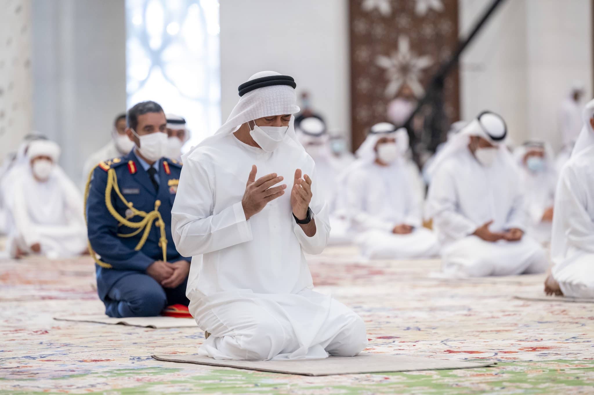 محمد بن زايد خلال صلاة العيد في مسجد الشيخ زايد watanserb.com