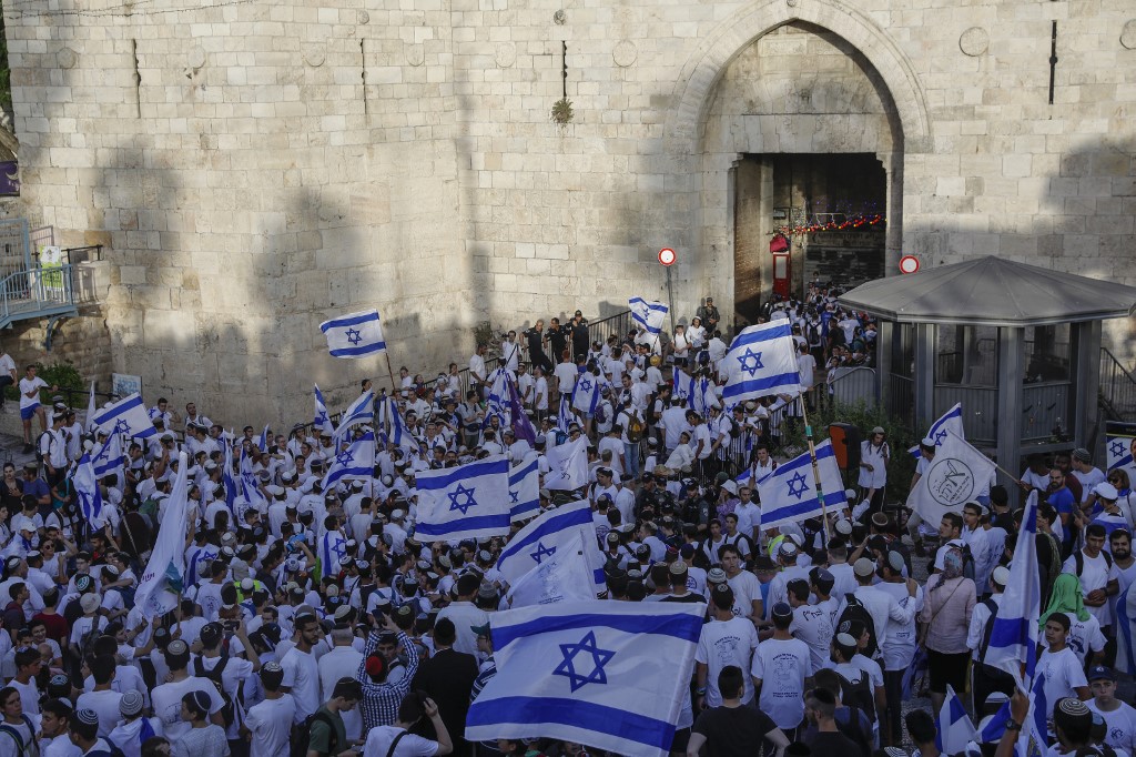 مسيرة رقصة الأعلام تنظم سنوياً في ذكرى ما يسمى يوم توحيد القدس watanserb.com