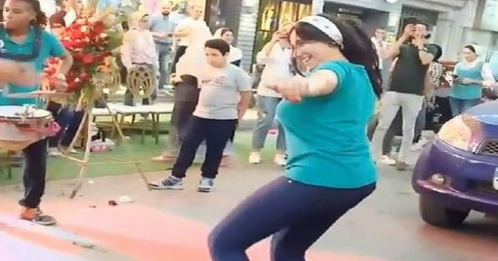 رقص جرئ لفتيات في الشارع watanserb.com