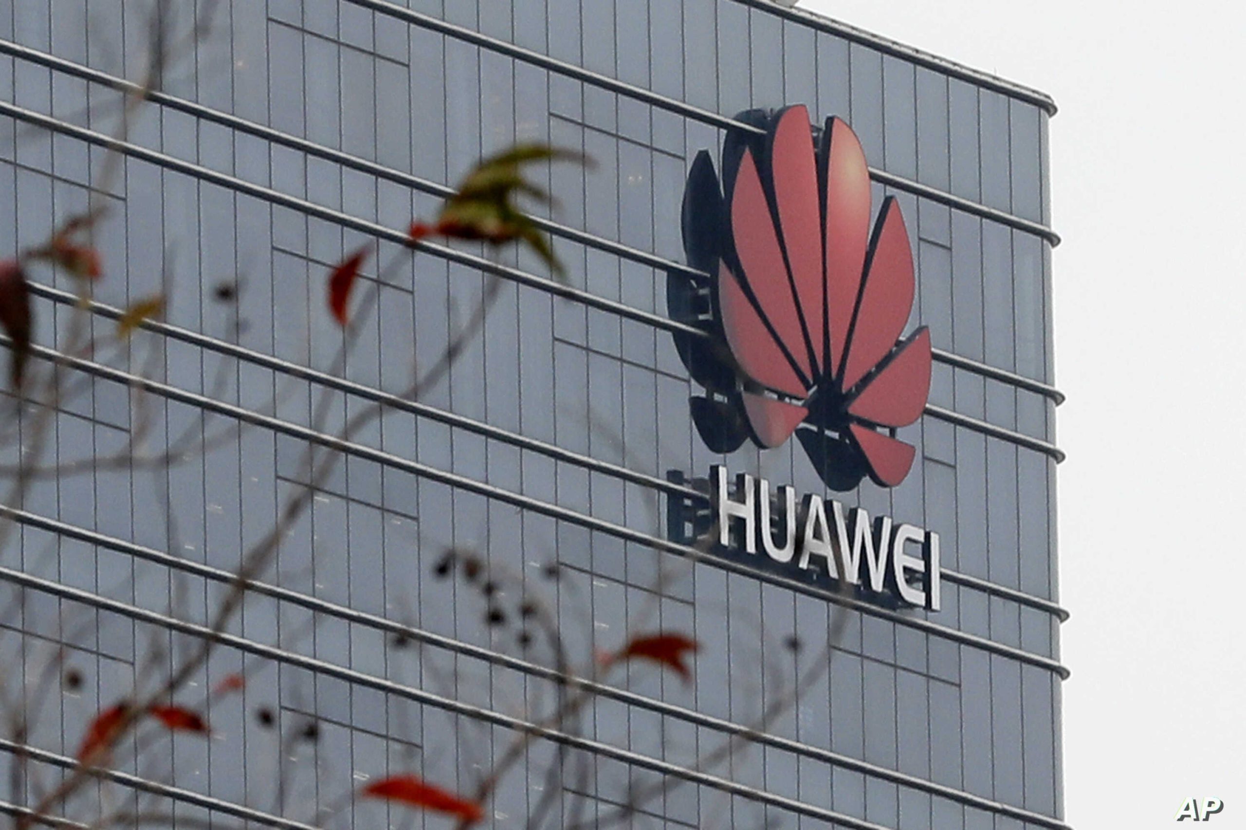 إدارة بايدن تحث الإمارات على استبعاد شركة هواوي Huawei الصينية من منظومتها للاتصالات watanserb.com