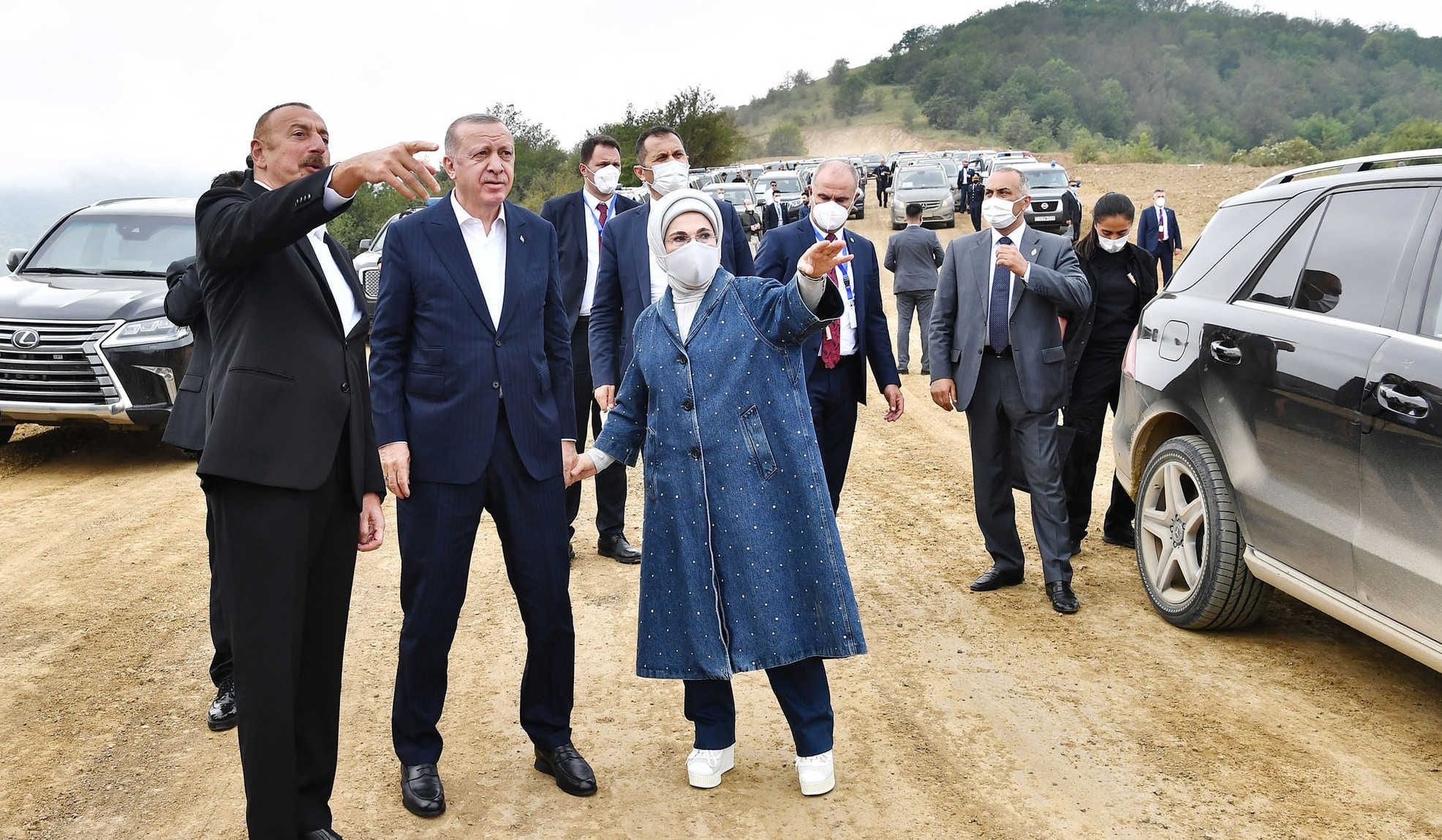 زوجة أردوغان خلال زيارتها المناطق المحررة في قرة باغ watanserb.com