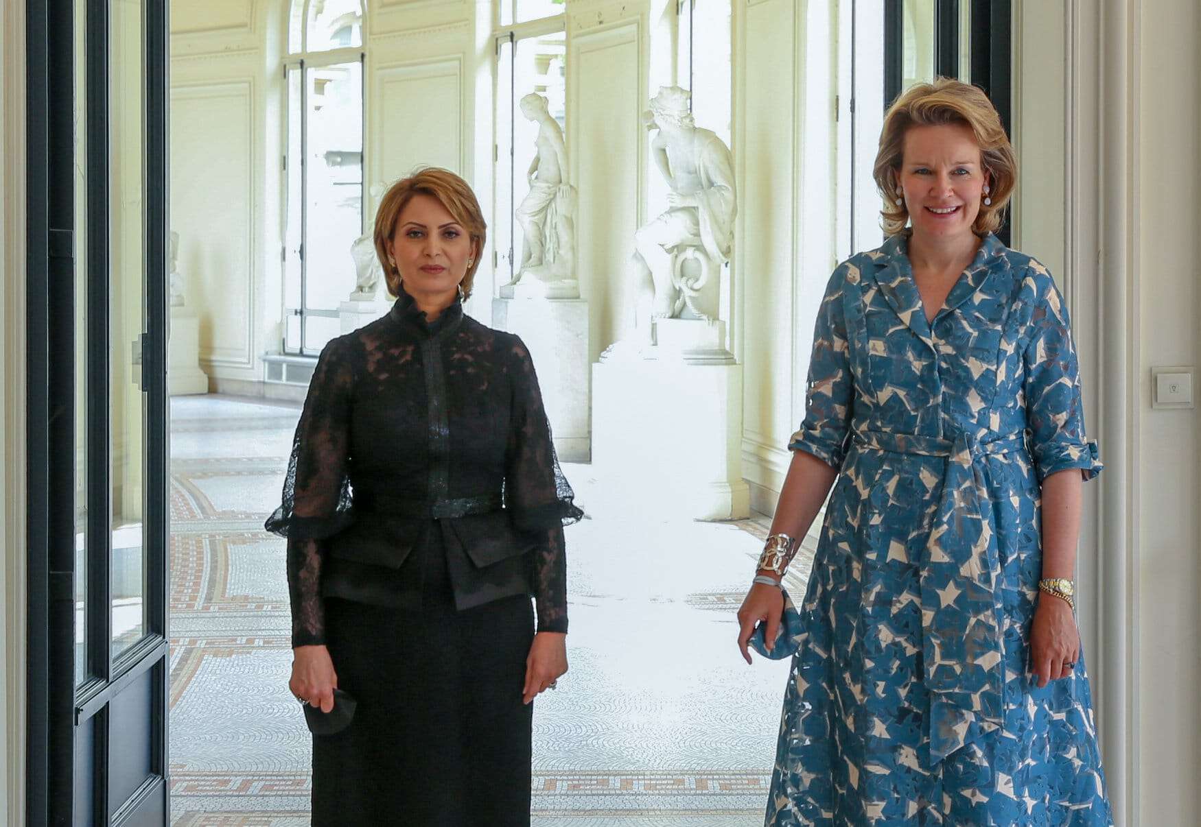 زوجة قيس سعيد الى جانب زوجة ملك بلجيكا watanserb.com