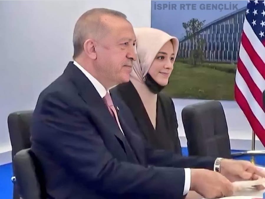 فاطمة قاوقجي المترجمة المحجبة مع أردوغان خلال لقاء بايدن watanserb.com