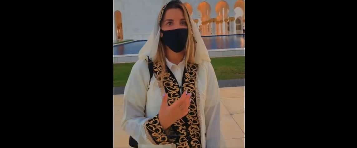 فتاة إسرائيلية تزور مسجد الشيخ زايد watanserb.com