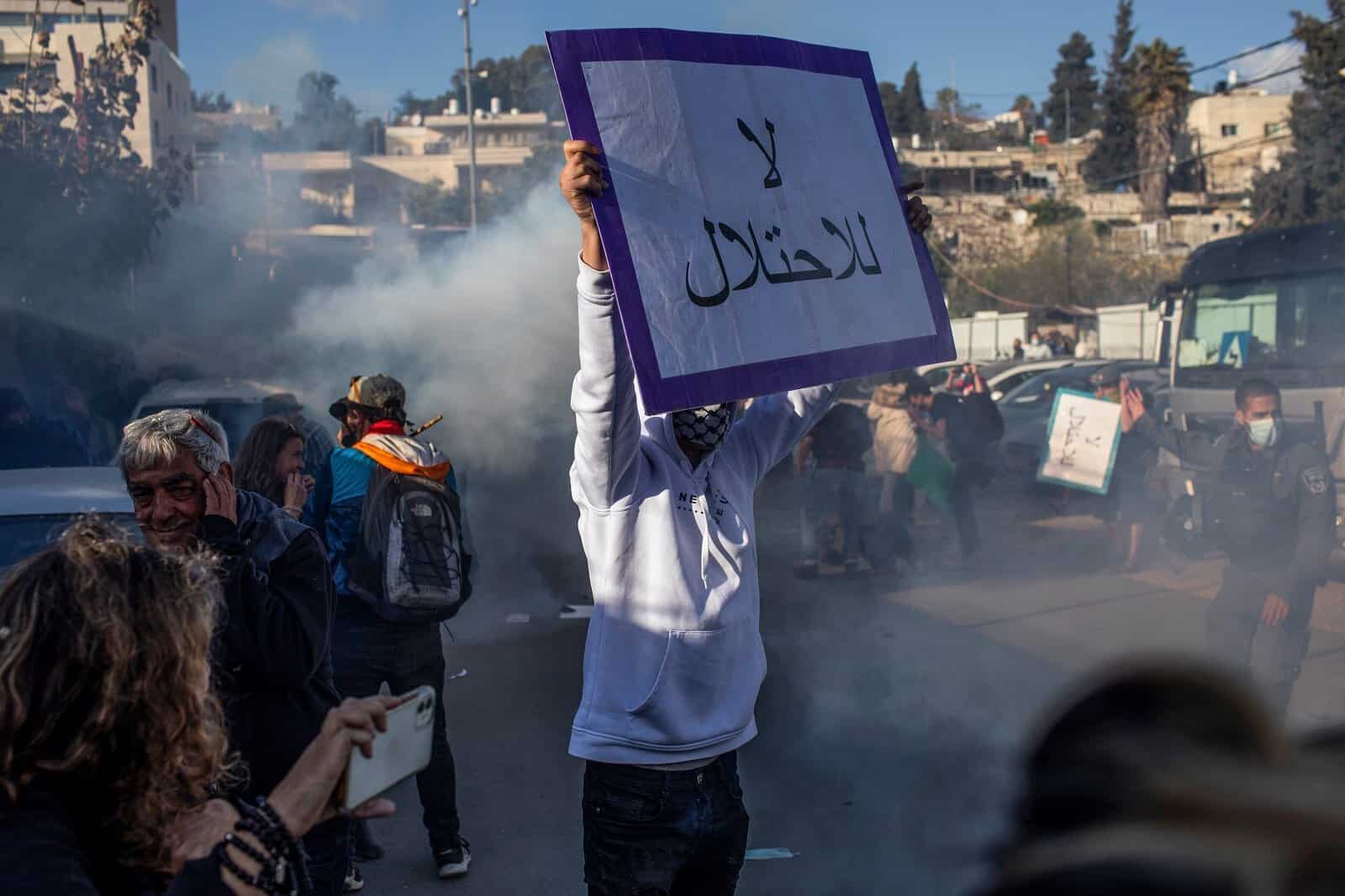 فلسطينيون غاضبون من تصرفات الاحتلال- إسرائيل watanserb.com