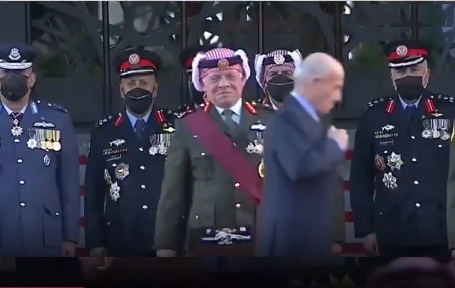 مدير المخابرات الأردني السابق طارق علاء الدين ينسى تأدية التحية لـ الملك عبدالله الثاني watanserb.com