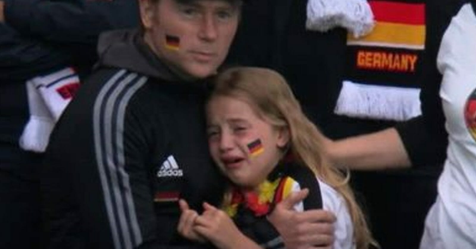 الطفلة الألمانية ومشجعي إنجلترا watanserb.com