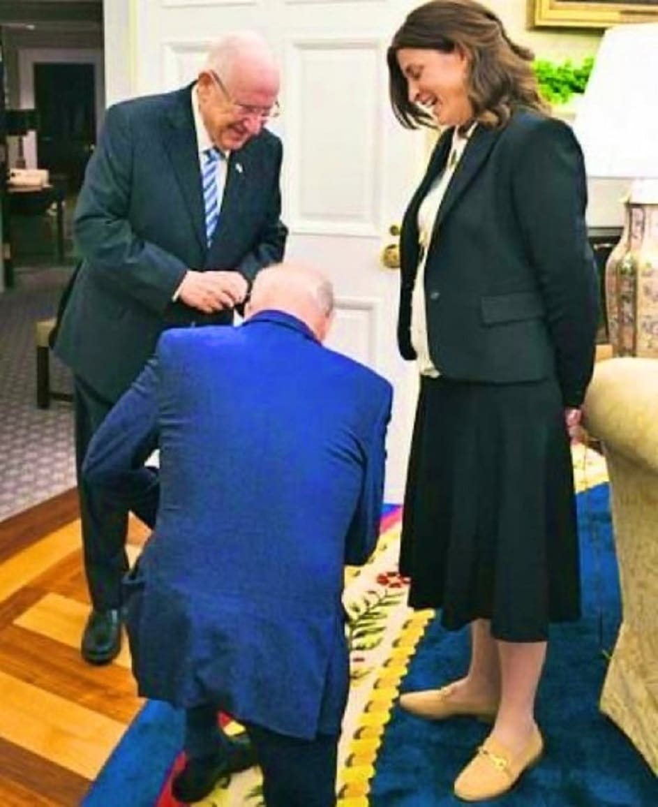 الرئيس الامريكي جو بايدن أمام مسؤولة اسرائيلية watanserb.com