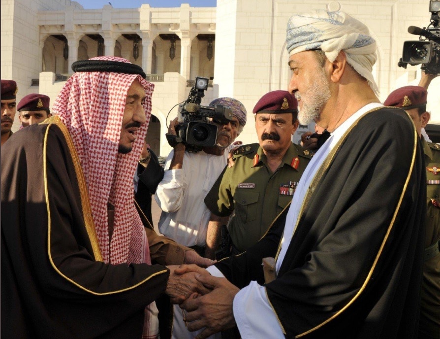 السلطان هيثم بن طارق يقوم بزيارة تاريخية الى السعودية watanserb.com