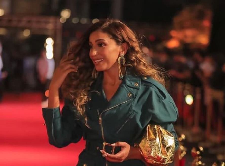 دينا الشربيني تتعرض لموقف مُحرج بسبب عمرو دياب أثناء تواجدها في العرض الخاص لفيلمها الجديد watanserb.com