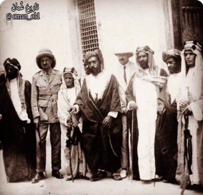 صورة متداولة لسلطان عمان السابق تيمور بن سعيد مع الملك فيصل