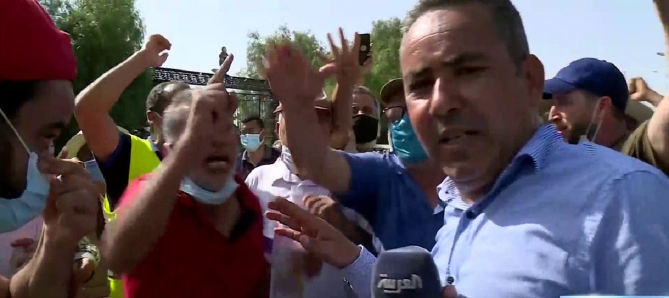 طرد مراسل العربية الحدث من أمام البرلمان التونسي watanserb.com