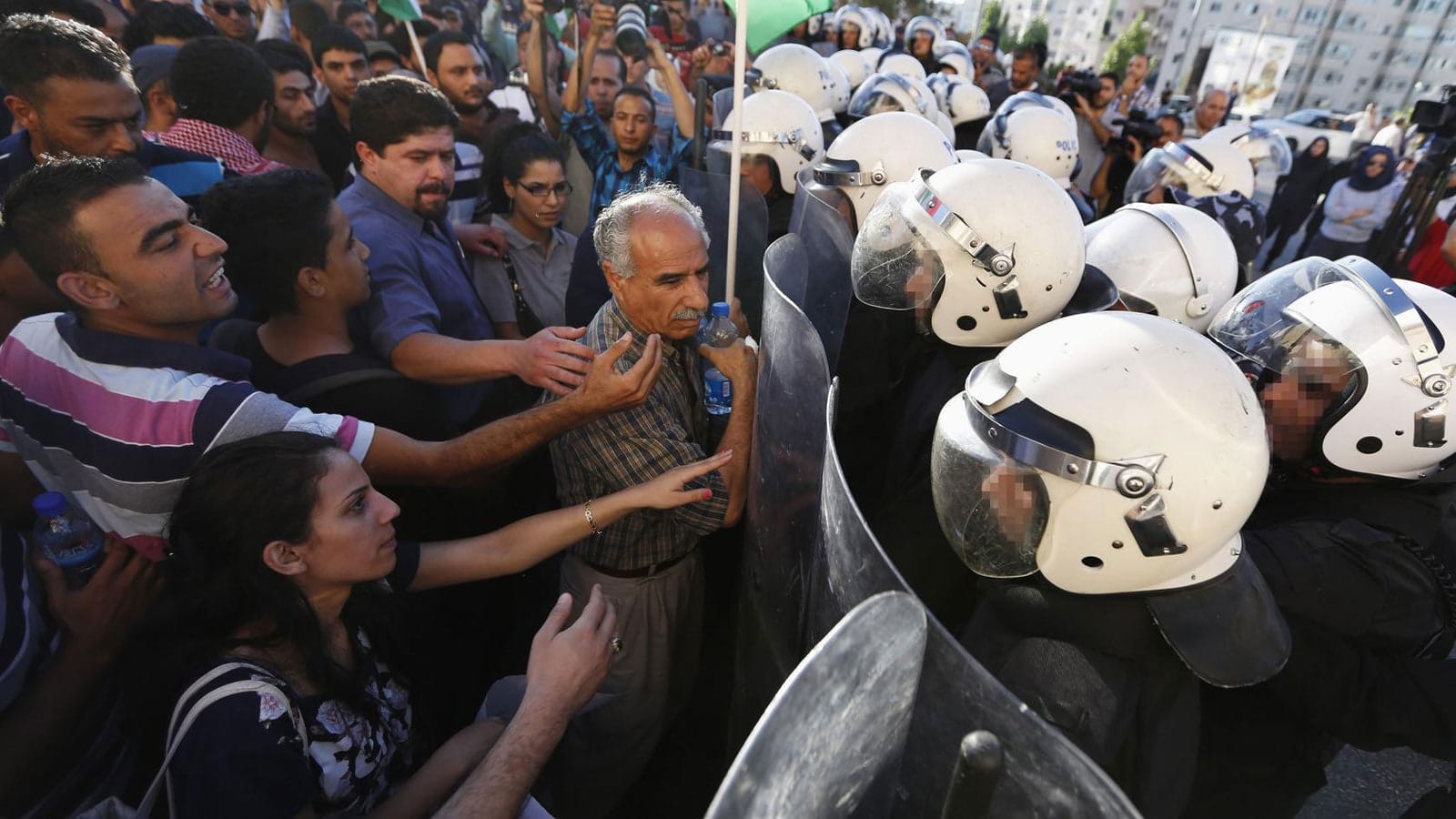 مظاهرات غاضبة في الضفة الغربية ضد رئيس السلطة الفلسطينية محمود عباس