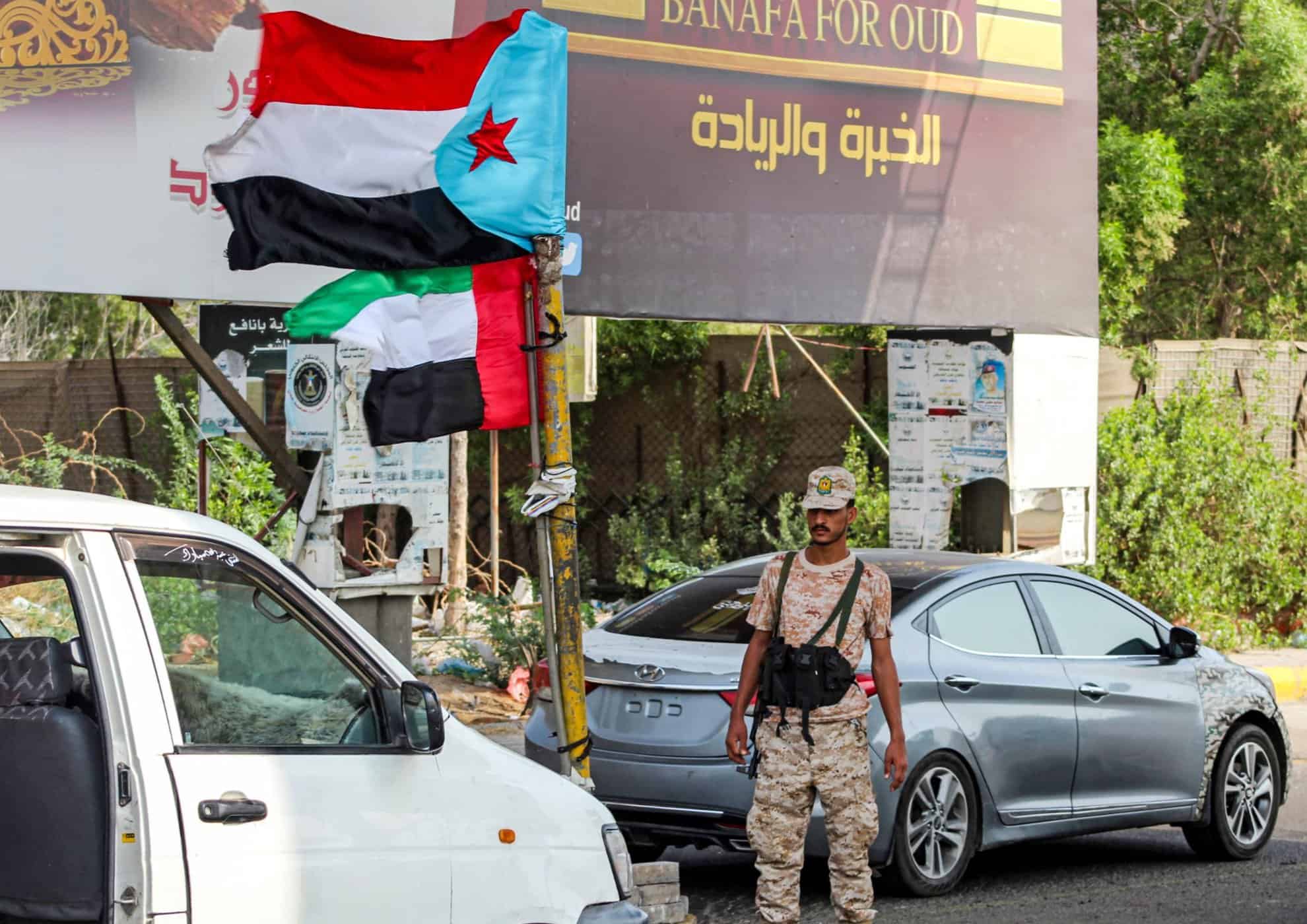 الكاتب السعودي خالد السبيعي يتهم دولاً بالسيطرة على موانئ وجزر اليمن watanserb.com