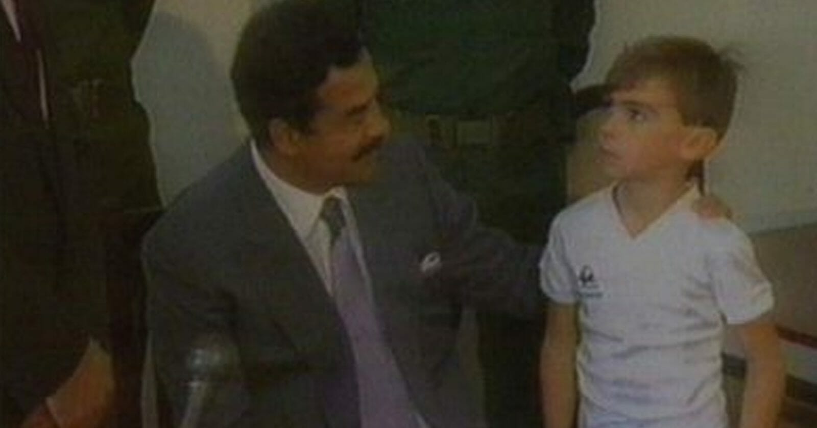 طفل ركل ساق صدام حسين watanserb.com