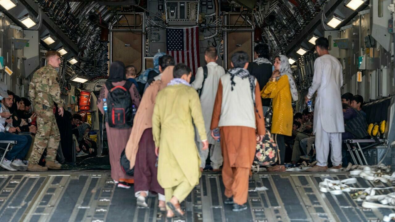 اجلاء الافغان في مطار كابل watanserb.com