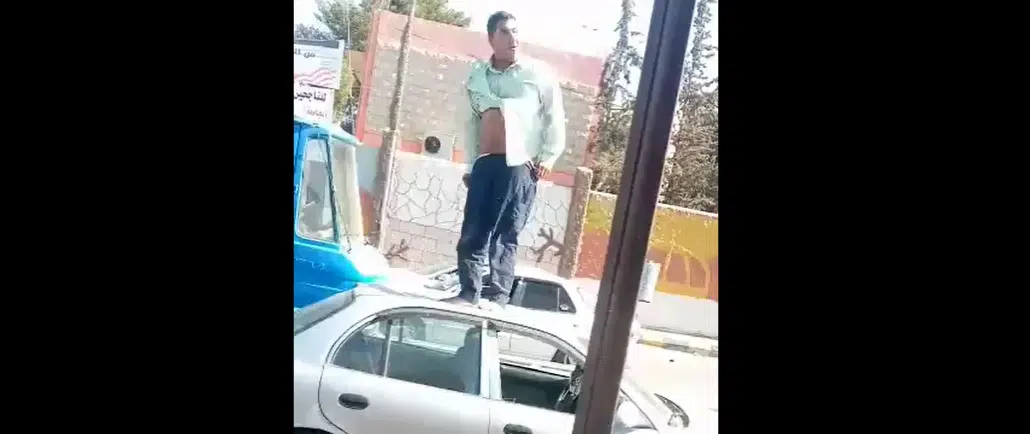 أردني في حالة هستيرية يتعرى من ملابسه وسط الشارع بعد مخالفته (فيديو)