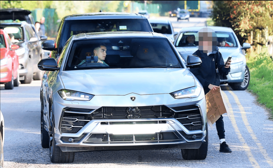 رونالدو واللافتة الإنسانية