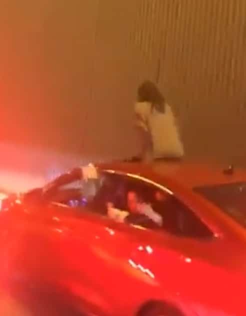 تحرش شخص بفتاة وتقبيلها وهي تعتلي سيارة