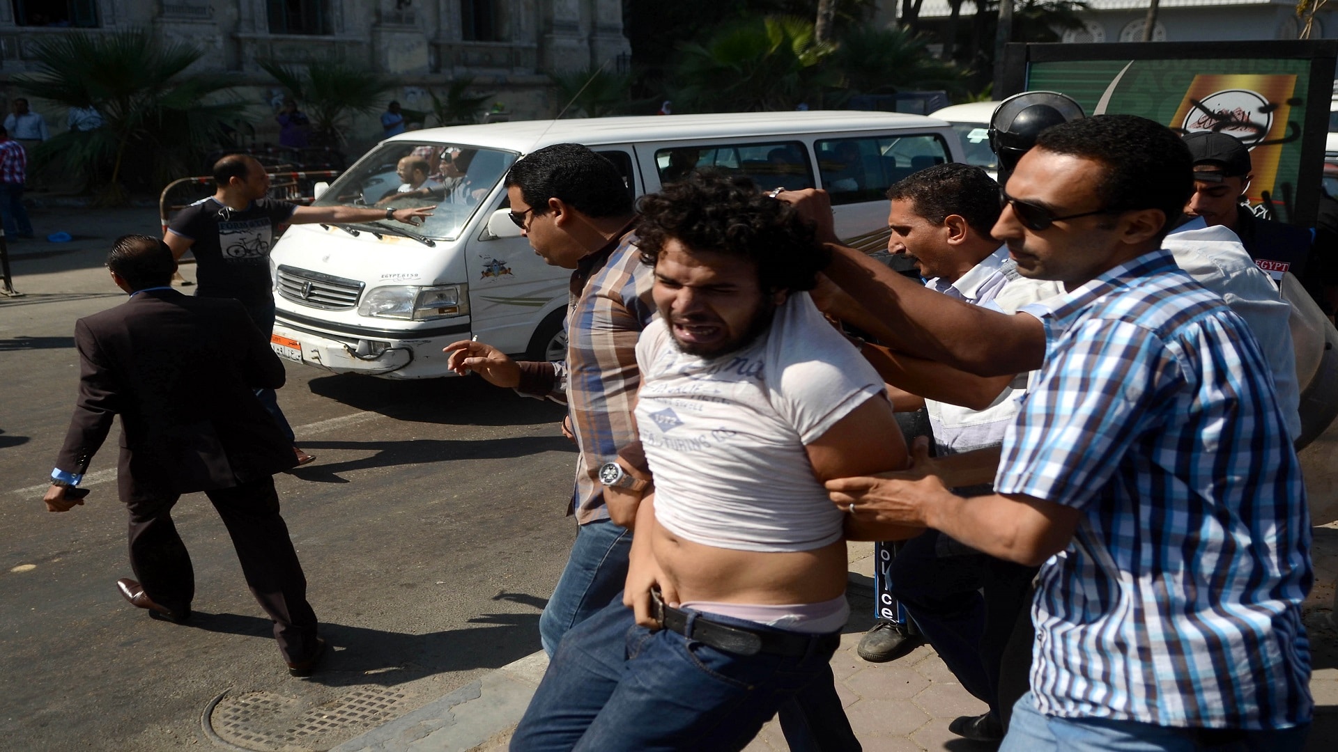 عناصر شرطة يعتقلون مصريا