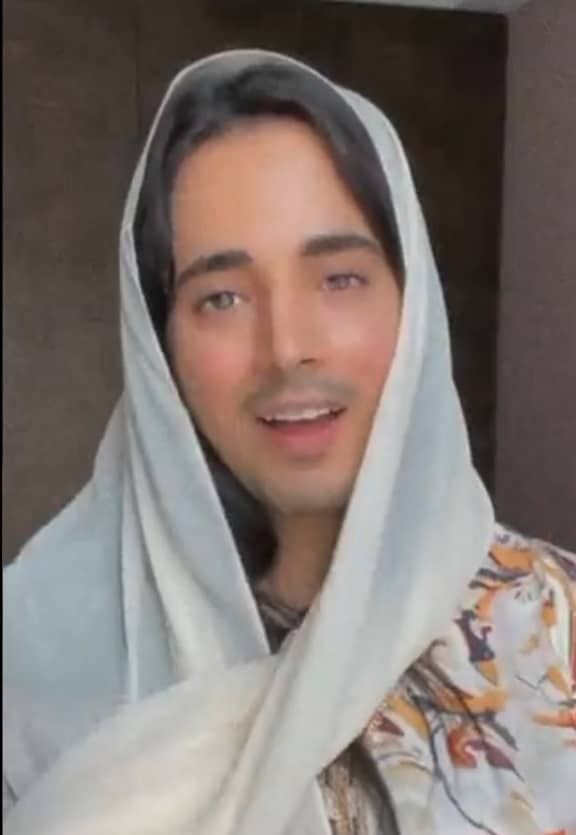 كوميدي أردني يسخر من حجاب بدر خلف الإماراتي المتشبه بالنساء! (شاهد) - وطن |  يغرد خارج السرب